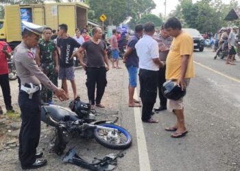 Pengendara Motor Tewas Usai Tabrakan dengan Minibus di Sijunjung