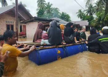 Sejumlah warga mengungsi di Kampung Galapuang, Ulakan Tapakis, Kabupaten Padang Pariaman, Minggu (7/5/2023).