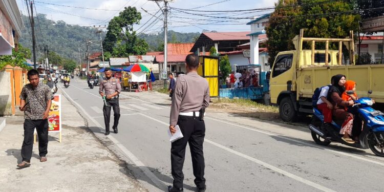 Polisi melakukan olah TKP di lokasi kecelakaan kawasan Banuaran Padang.