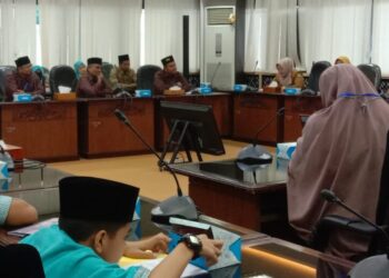 SD Swasta Al Huffaz kota Payakumbuh melakukan kunjungan ke DPRD Sumbar, Senin (29/5/2023).