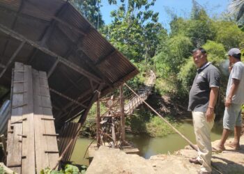 Anggota DPRD Pesisir Selatan Dapil Sutera-Lengayang Asril Dt Putiah saat meninjau lokasi jembatan gantung putus di Kampung Taratak Panas, Kecamatan Amping Parak Timur, Kecamatan Sutera.