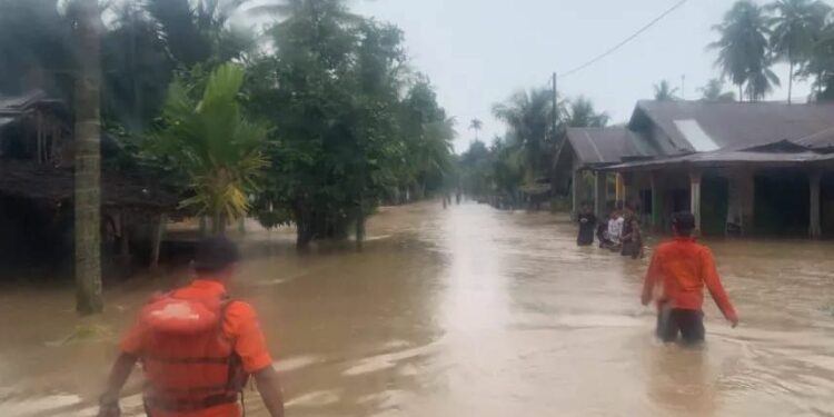 Banjir di Banjir Nagari Manggopoh Palak Gadang Ulakan, Padang Pariaman, Minggu (7/5/2023).