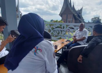 Ketua Dewan Perwakilan Rakyat Daerah Sumatera Barat Supardi ketika berkunjung dan melihat dari dekat wisata budaya Istano Basa Pagaruyung, Minggu (30/4/2023).