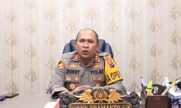 Kapolres Padang Panjang AKBP Donny Bramanto memberikan keterangan soal polisi keluarkan tembakan saat melerai keributan di Lembah Anai, Senin (1/5/2023).