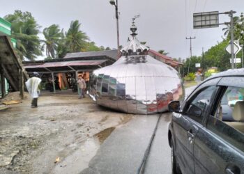 Kubah masjid di Lubuk Alung roboh diterjang badai, Senin (8/5/2023).