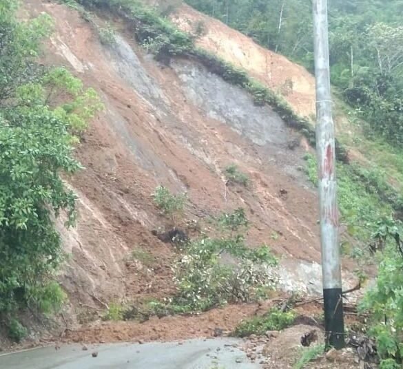 Longsor menutup ruas Jalan Raya Malalak tepatnya di Malalak timur, Kecamatan Malalak, Kabupaten Agam, Minggu (7/5/2023) pagi. Ist