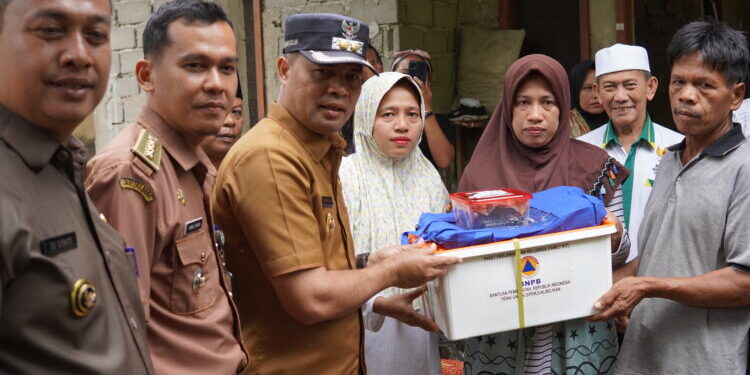 Wakil Bupati Sijunjung Iraddatillah memberikan bantuan korban tanah bergerak di Jorong Sibisir, Nagari Timbulun, Kecamatan Tanjung Gadang, Senin (8/5/2023).