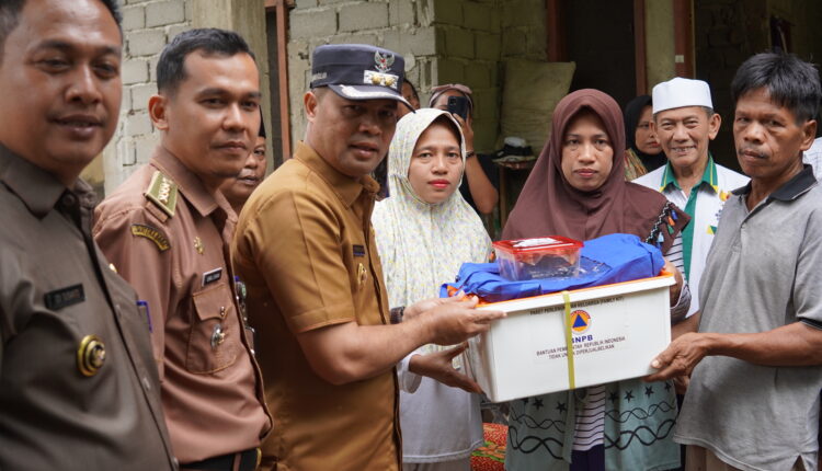 Wakil Bupati Sijunjung Iraddatillah memberikan bantuan korban tanah bergerak di Jorong Sibisir, Nagari Timbulun, Kecamatan Tanjung Gadang, Senin (8/5/2023).