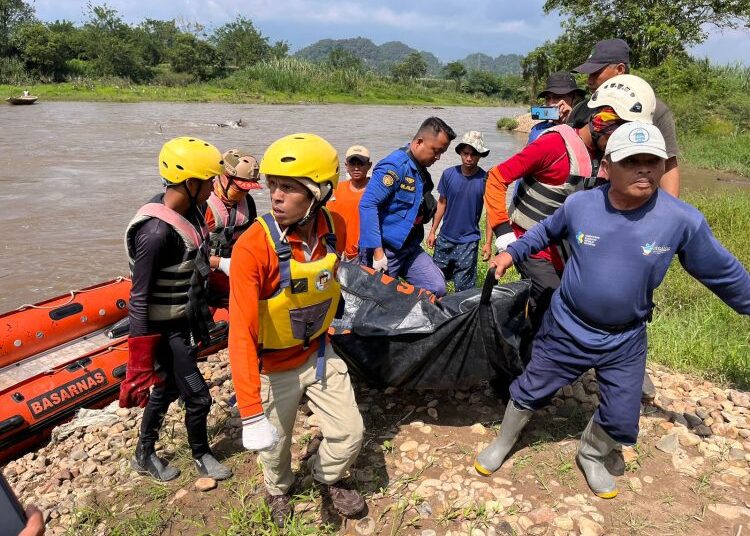 Lansia hanyut di Jorong Parak Baru, Nagari Taram, Kabupaten Limapuluh Kota ditemukan meninggal, Selasa (2/5/2023). Foto: Ist