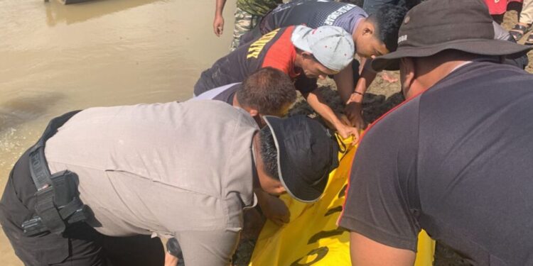 Polisi bersama Tim Gabungan melakukan evakuasi jasad korban, Rabu (10/5/2023). Foto: Ist