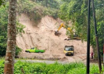 Aktivitas galian C di Bukik Gombak, Jorong Batang Palupuh, Nagari Koto Rantang, Kecamatan Palupuh, Agam. Foto: Antara