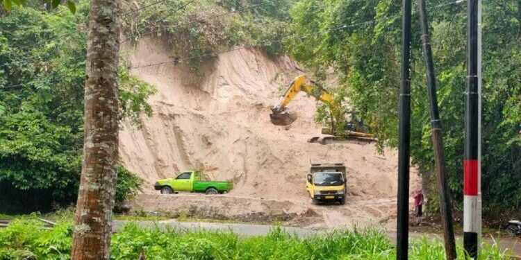 Aktivitas galian C di Bukik Gombak, Jorong Batang Palupuh, Nagari Koto Rantang, Kecamatan Palupuh, Agam. Foto: Antara