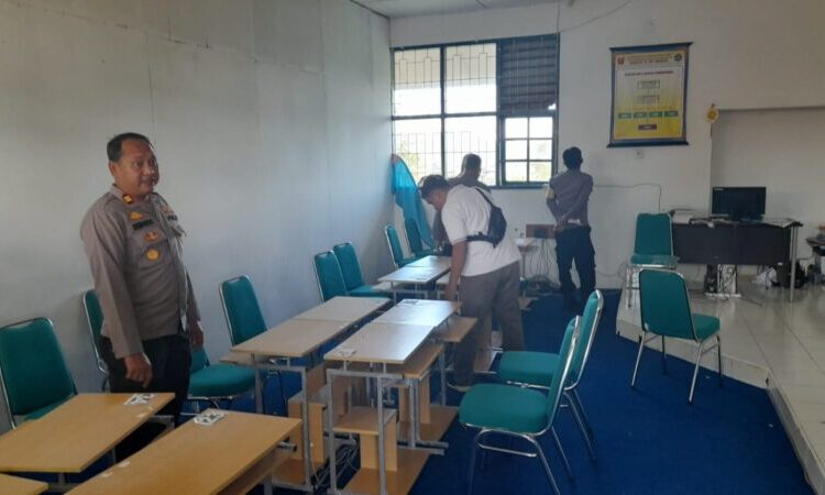 Petugas melakukan pemeriksaan di Labor Komputer SMAN 2 IV Koto Kecamatan IV Koto Kabupaten Agam yang dibobol maling, Rabu (24/5/2023).