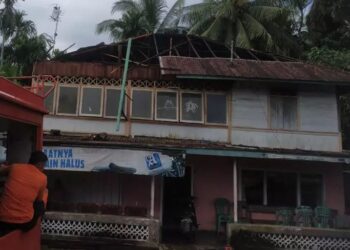 Salah satu rumah warga di Kandih Korong Pasa Balai Nagari Parit Malintang rusak diterjang badai, Senin (8/5/2023). Foto: BPBD Padang Pariaman.