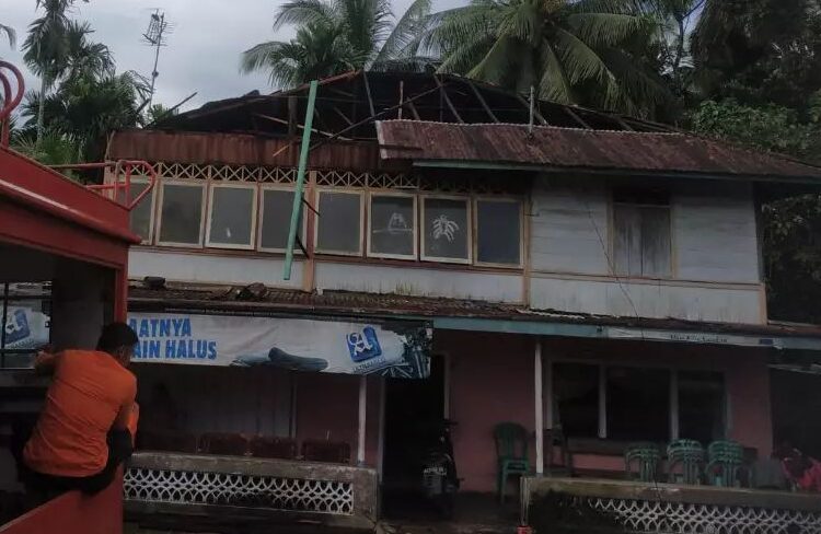 Salah satu rumah warga di Kandih Korong Pasa Balai Nagari Parit Malintang rusak diterjang badai, Senin (8/5/2023). Foto: BPBD Padang Pariaman.