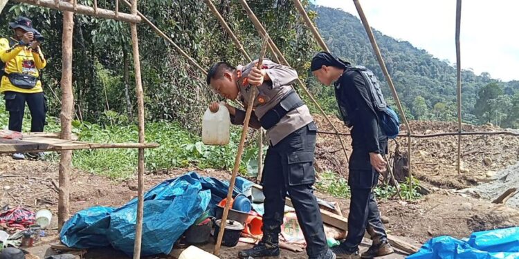 Tim Gabungan mendatangi lokasi PETI di wilayah Tombang, Nagari Sinuruik, Kecamatan Talamau, Selasa (23/5/2023).