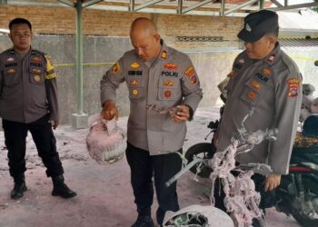 Polisi melakukan olah TKP di lokasi terbakarnya motor. Foto: Dok. Polsek Koto Tangah