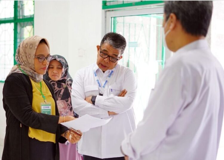 Rektor Universitas Andalas Prof. Yuliandri memantau proses pelaksanaan UTBK SNBT kampus Limau Manis, Selasa (9/5/2023).