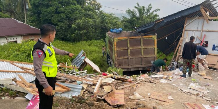 Warung di Sawahlunto Hancur Ditabrak Truk