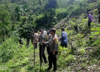 Jajaran Polsek Lengayang bersama warga mengejar pelaku pembacokan di kawasan hutan perbatasan Pesisir Selatan dan Solok Selatan.