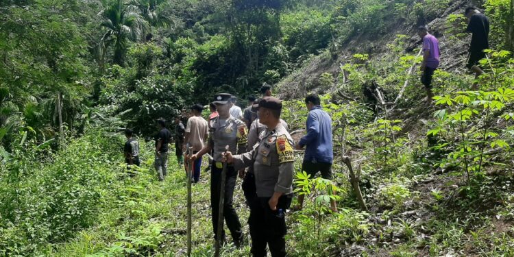 Jajaran Polsek Lengayang bersama warga mengejar pelaku pembacokan di kawasan hutan perbatasan Pesisir Selatan dan Solok Selatan.