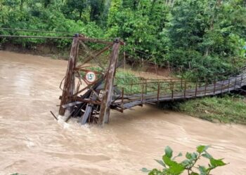 Jembatan gantung di Nagari Amping Parak Timur, Kecamatan Sutera putus diterjang banjir, Minggu (7/5/2023).