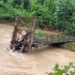 Jembatan gantung di Nagari Amping Parak Timur, Kecamatan Sutera putus diterjang banjir, Minggu (7/5/2023).