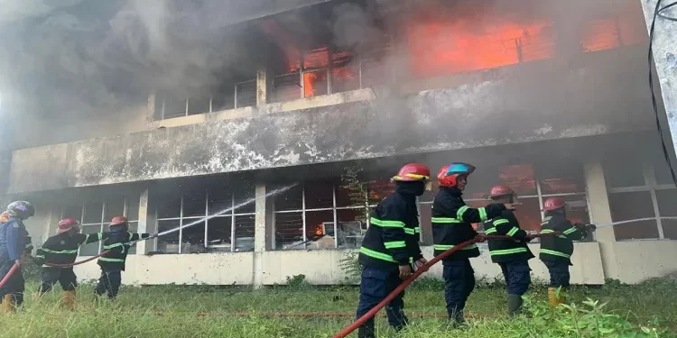 Belasan Armada dan Puluhan Personel Diterjunkan Padamkan Kebakaran Gedung Bekas Kantor Pajak di Padang