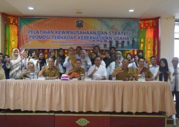 Pelatihan kewirausahaan dan strategi promosi terhadap keberhasilan usaha di Hotel Bukik Gadang Muaro, Sijunjung, Senin (5/6/23).