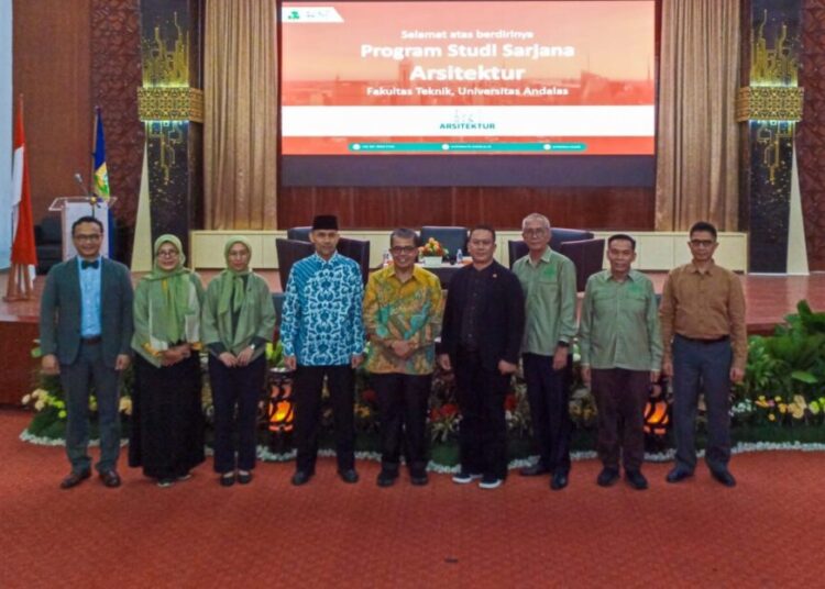 Foto bersama saat peresmian Prodi Arsitektur Universitas Andalas, Senin (5/6/2023).