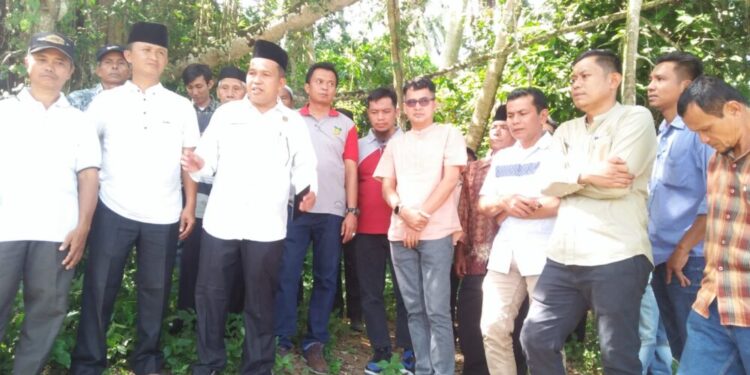 Anggota DPRD Kabupaten Sijunjung Fraksi PKB Amlasta Boy bersama jajaran Pemerintah Kabupaten (Pemkab) Sijunjung meninjau lokasi rencana pembangunan jembatan permanen di Nagari Tanjung Kecamatan Koto VII, Jumat (16/06/2023).