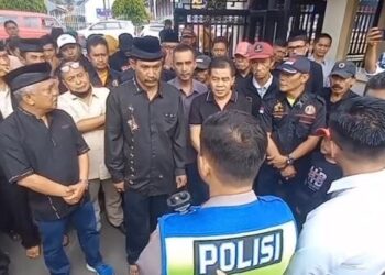 Parik Paga Nagari Kurai V Jorong melaporkan Wali Kota Bukittinggi Erman Safar ke Polresta, Senin (26/6/2023).