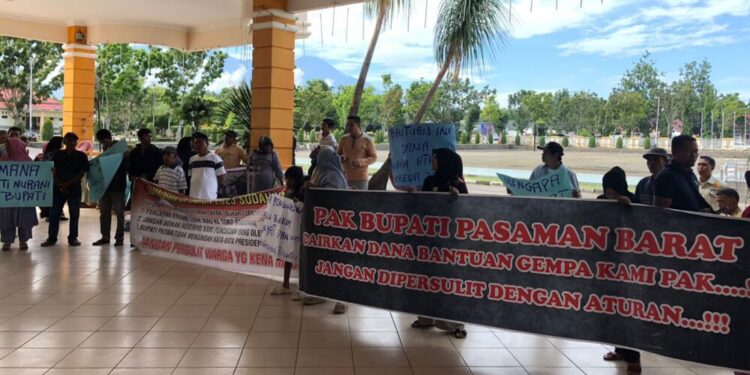 Gelar Aksi di Kantor Bupati Pasbar, Korban Gempa: Dia Tidak Punya Hati Nurani