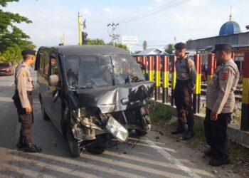 Mobil tertabrak kereta Padang