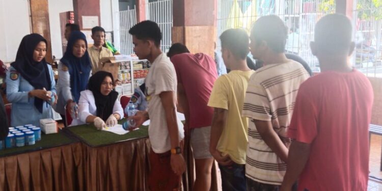 Lapas Kelas II A Padang mengadakan tes urine Warga Binaan Pemasyarakatan, Senin (5/6/2023).