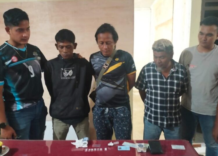 Tersangka dan barang bukti diamankan di Mapolsek Sungai Beremas Pasaman Barat. ist