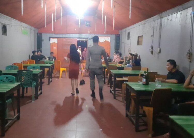 Penertiban wanita malam di salah satu kafe di Padang Pariaman, Kamis (8/6/2023) dini hari.