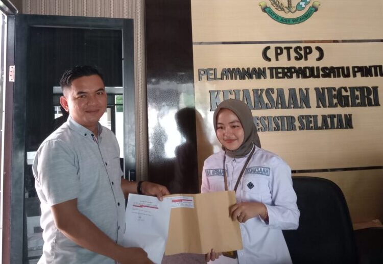 Ketua Umum LSM Peduli Transparansi Reformasi (PETA), Didi Someldi Putra melaporkan anggota DPRD Kabupaten Pesisir Selatan ke Kejaksaan Negeri Pesisir Selatan.