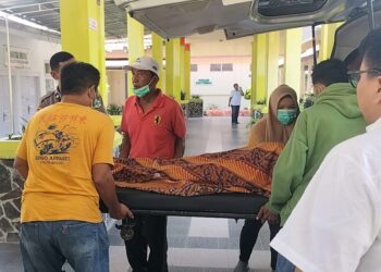 Jasad korban pembunuhan di Korong Kabun, Nagari Aur Malintang, Kabupaten Padang Pariaman dibawa ke RS Bhayangkara Padang. Ist