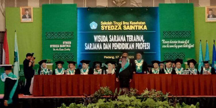 Wisuda Mahasiswa STIKes Padang