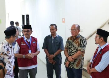 etua Dewan Perwakilan Rakyat Daerah (DPRD) Provinsi Sumatera Barat, Supardi meninjau UPT Asrama Haji Embarkasi Padang, Sabtu (2/6/2023).