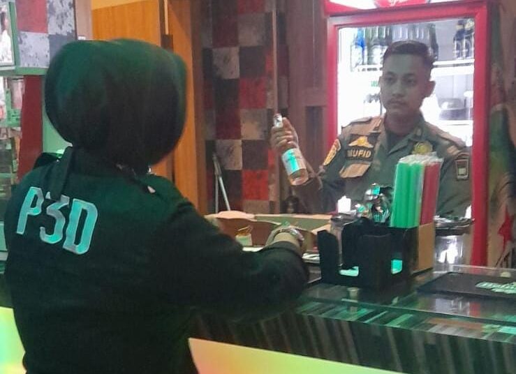 Satpol PP Padang melakukan pengawasan di salah satu Kafe Karaoke. Ist