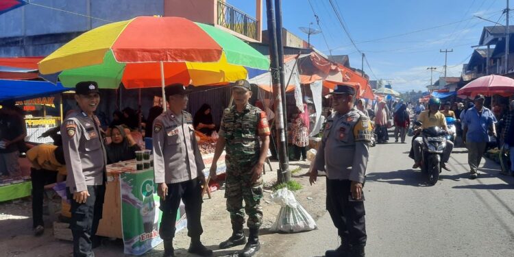 Polri dan TNI melakukan patroli dialogis ke pasar tradisional Koto Baru, di Jorong Simpang Tiga, Nagari Koto Baru, Kecamatan Luhak Nan Duo, Pasaman Barat, Jumat (2/6/2023).