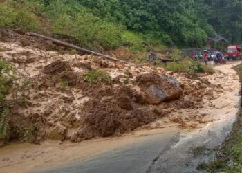 Longsor Tutup Jalan Padang-Painan