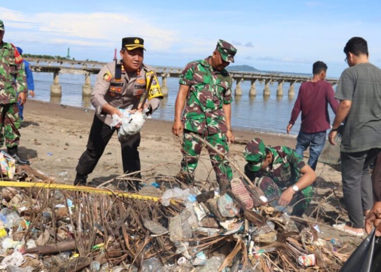 sampah pantai pasaman barat