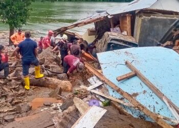 Kondisi rumah warga yang diterjang longsor di Tanjung Raya, Agam.