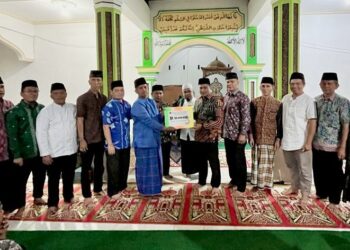 Ketua Tim II Safari Ramadhan Kabupaten Sijunjung yang dipimpin Wakil Bupati Iraddatillah saat mengunjungi Masjid Baiturrahim Jorong Ranah Sigadiang Nagari Padang Laweh Selatan, Kamis (30/3/2023).