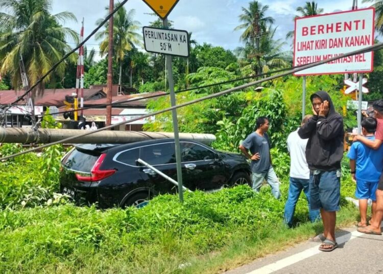 Mobil Tabrak Tiang Listrik