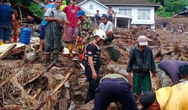 Pencarian korban hilang tertimbun longsor di  Jorong Pantas Nagari Tanjung Sani, Kecamatan Tanjung Raya, Agam.