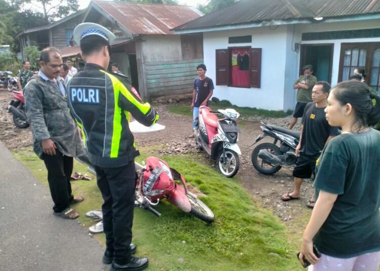 Satlantas Polres Pasaman Barat melakukan olah TKP di lokasi kecelakaan.